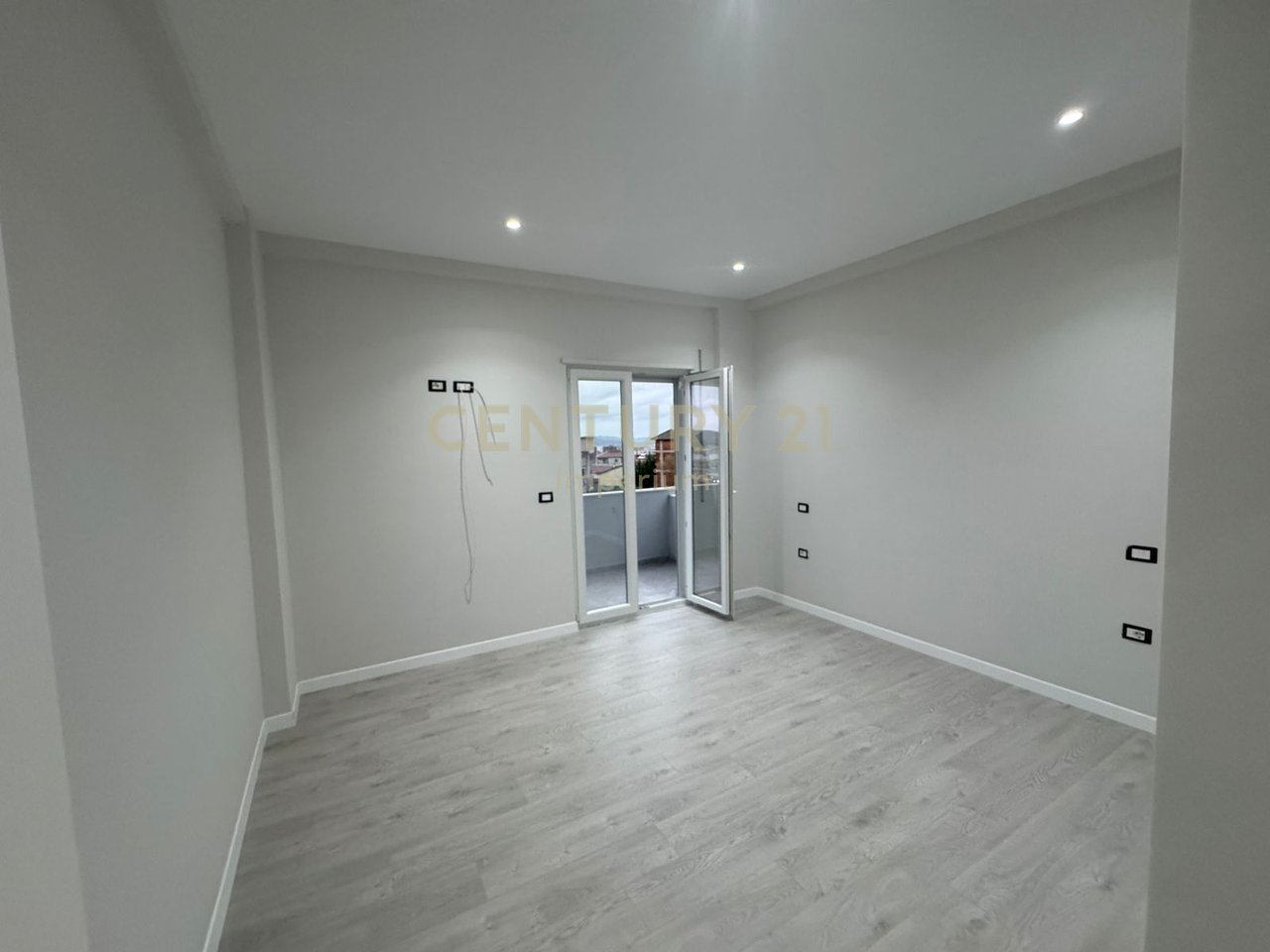 Jepet me qira Apartament 2+1 me Verandë & Post Parkimi – Kodra e Priftit