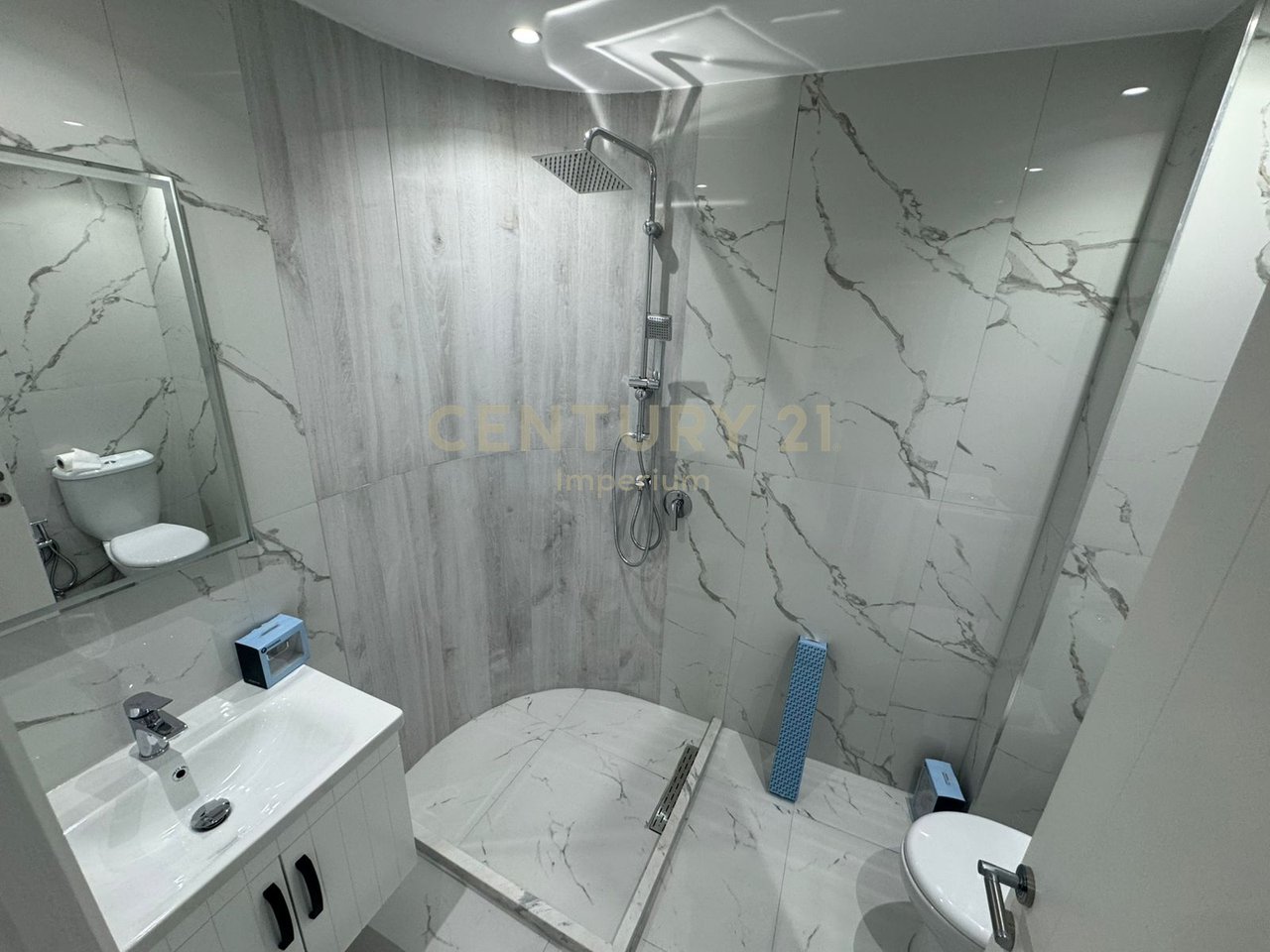 Jepet me qira Apartament 2+1 me Verandë & Post Parkimi – Kodra e Priftit