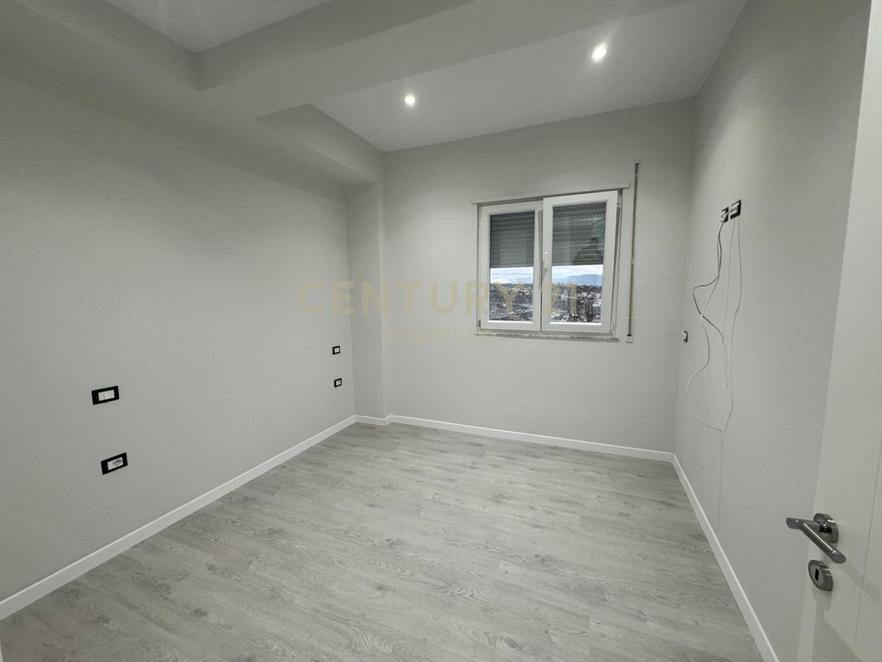 Apartament 2+1 me Verandë & Post Parkimi – Kati 4, Kodra e Priftit