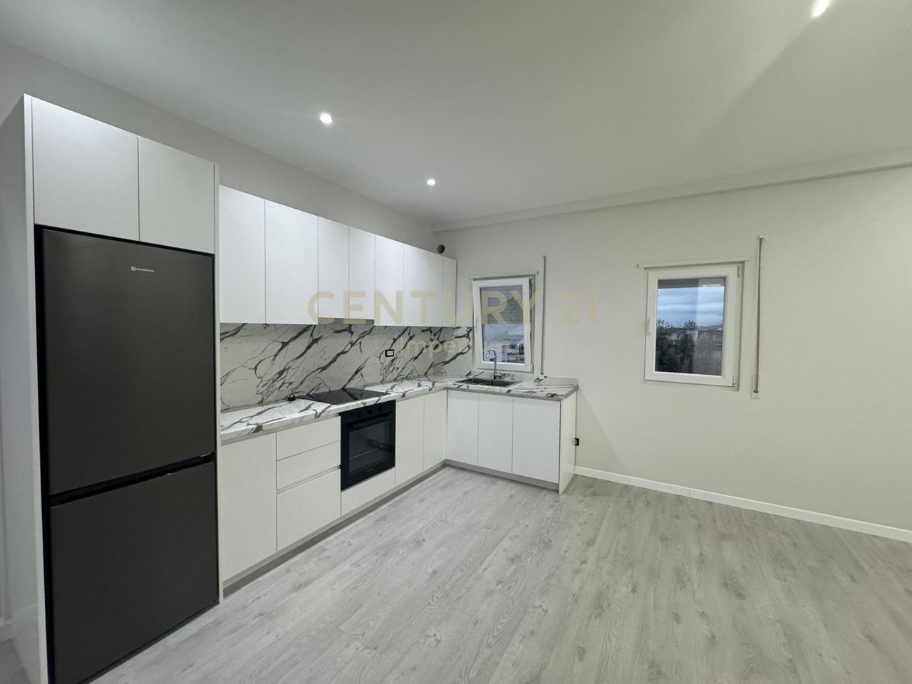 Apartament 1+1+post parkimi me verandë në Kodrën e Priftit – i pabanuar, në godinë të re me ashensor