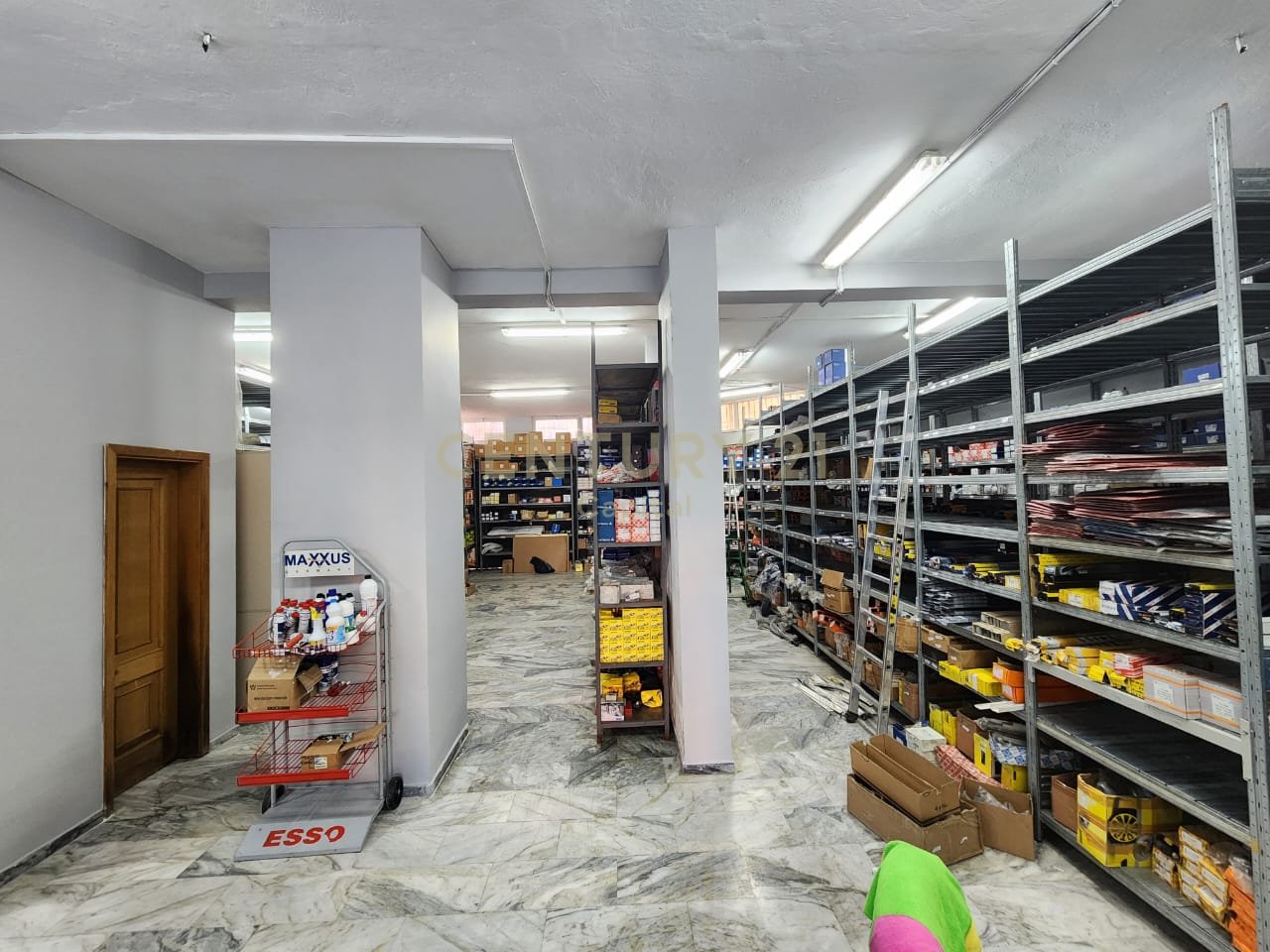 Ambjent biznesi për shitje, në Rrugën Kryesore Dritan Hoxha, Laprakë - 187 m²