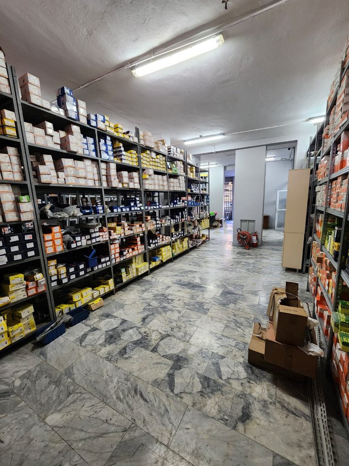 Ambjent biznesi për shitje, në Rrugën Kryesore Dritan Hoxha, Laprakë - 187 m²