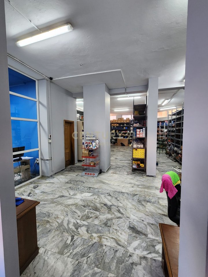 Ambjent biznesi për shitje, në Rrugën Kryesore Dritan Hoxha, Laprakë - 187 m²
