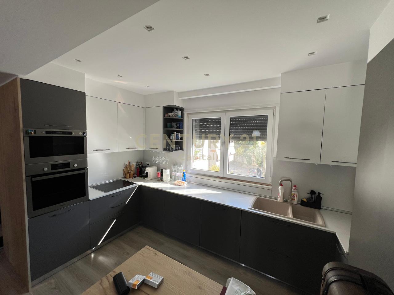 Apartament 3+1+2+Post Parkimi Me Qera në një rezidencë pranë TEG