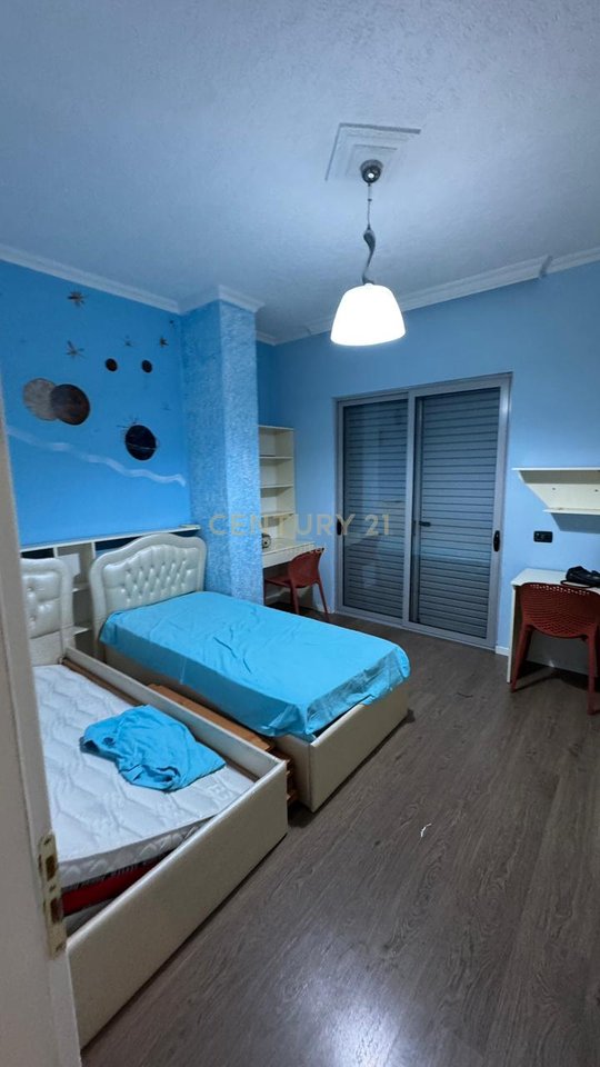 Jepet me Qera Apartament 2+1+2+Garazh i Mbyllur tek Fresku, Tiranë