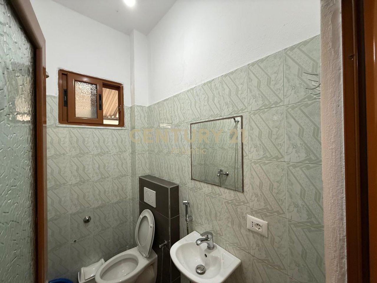 SHITET SHTEPI PRIVATE NE PLAZH-RROTA E KUQE
100 METRA LARG DETIT