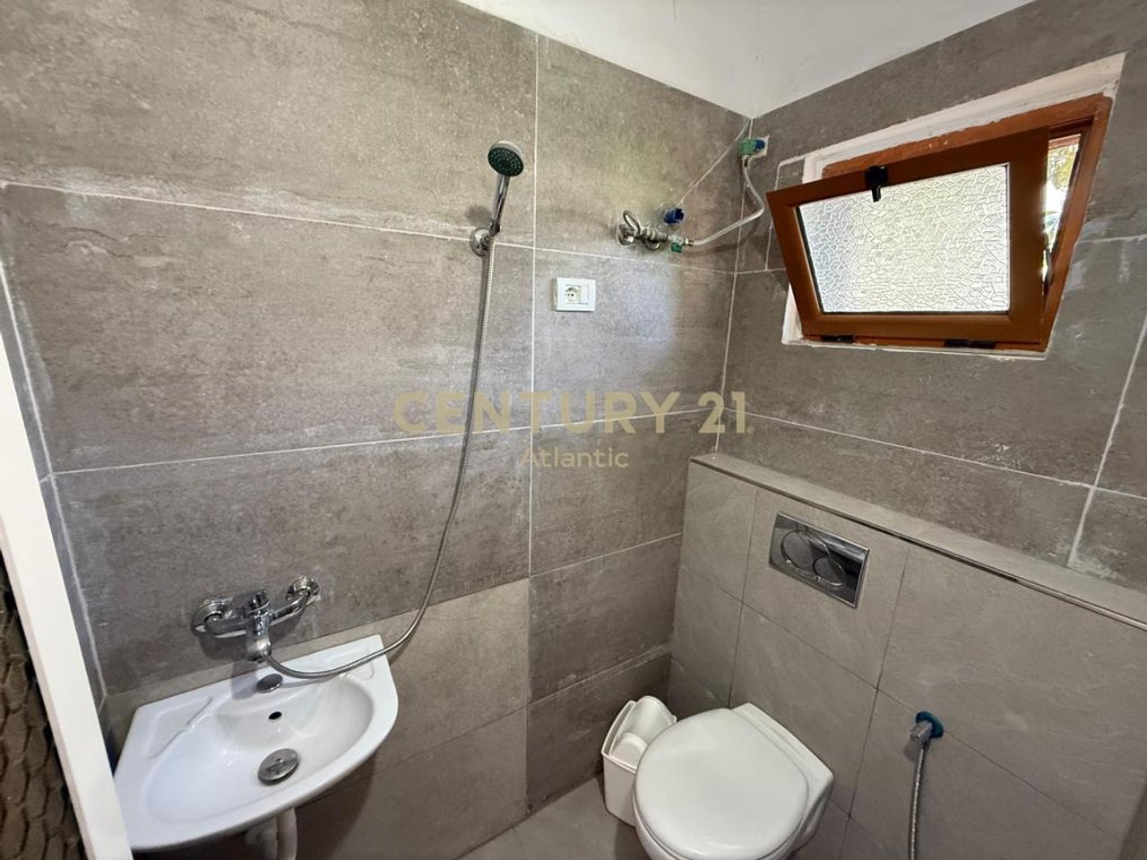 SHITET SHTEPI PRIVATE NE PLAZH-RROTA E KUQE
100 METRA LARG DETIT