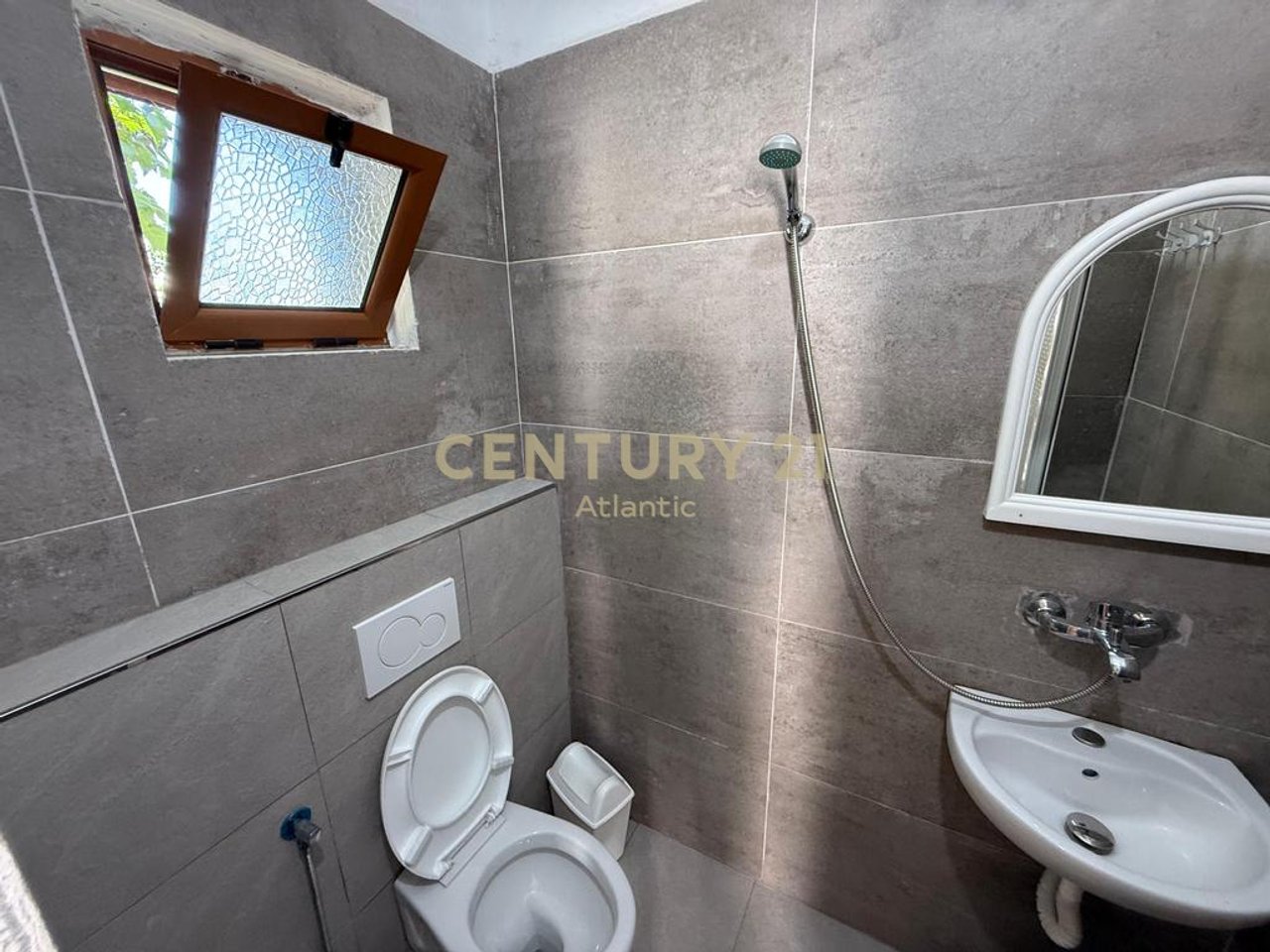 SHITET SHTEPI PRIVATE NE PLAZH-RROTA E KUQE
100 METRA LARG DETIT