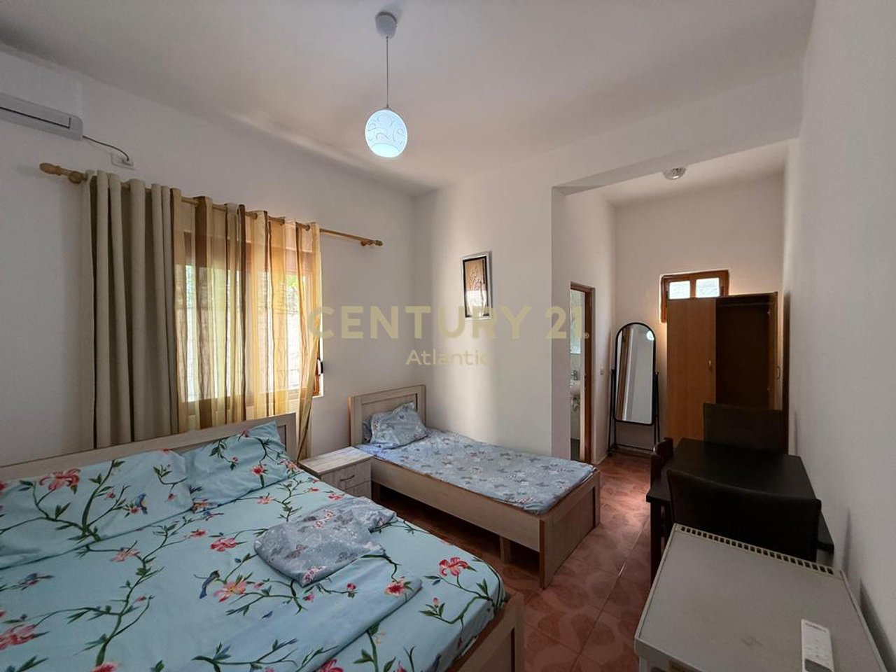 SHITET SHTEPI PRIVATE NE PLAZH-RROTA E KUQE
100 METRA LARG DETIT