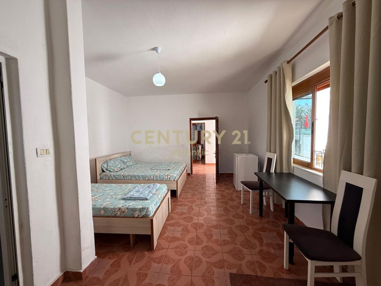 SHITET SHTEPI PRIVATE NE PLAZH-RROTA E KUQE
100 METRA LARG DETIT