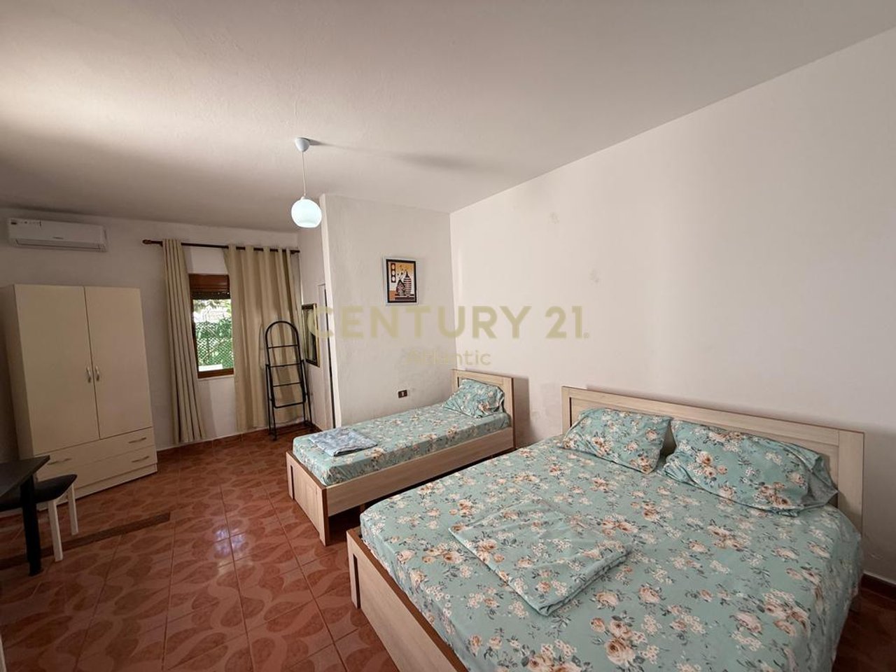 SHITET SHTEPI PRIVATE NE PLAZH-RROTA E KUQE
100 METRA LARG DETIT