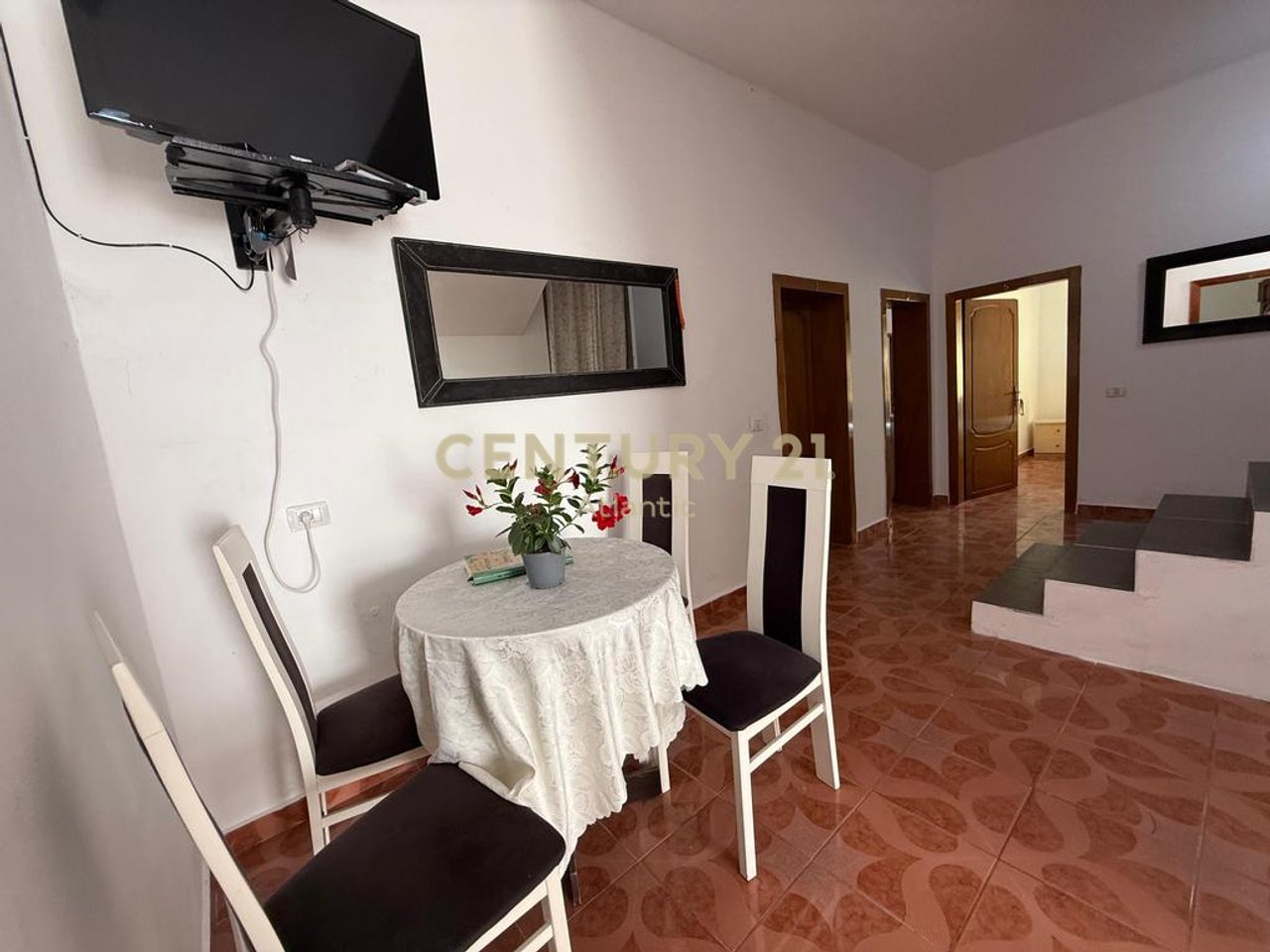 SHITET SHTEPI PRIVATE NE PLAZH-RROTA E KUQE
100 METRA LARG DETIT