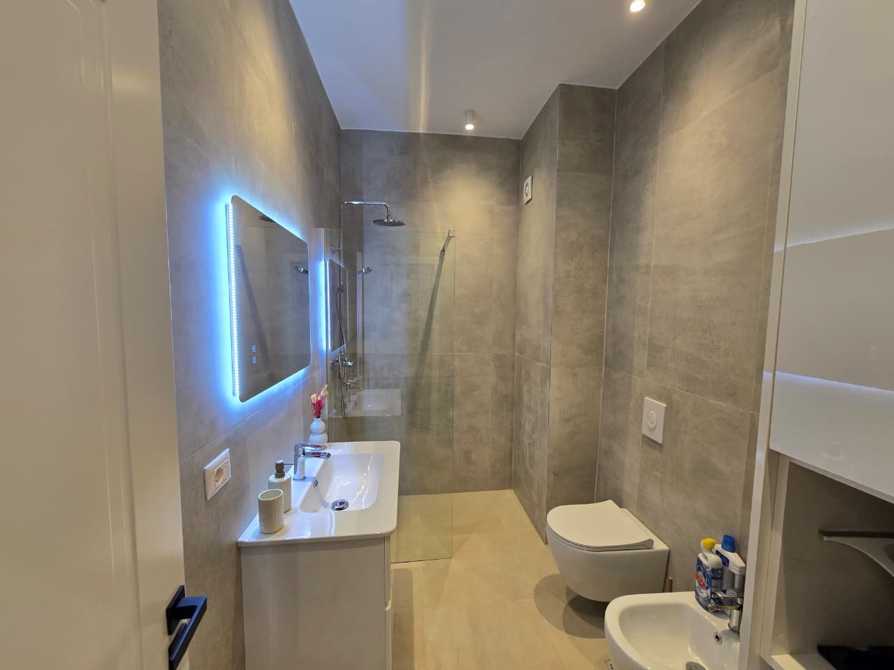 APARTAMENT MODERN PER QERA TEK  GALERIA (ISH KINEMA 17-NENTORI)