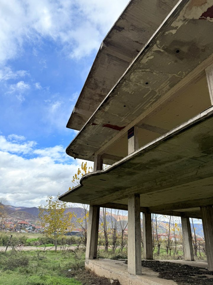 NDRTESË INVESTIMI + TOKË 700 m² NË BUÇIMAS!!!!!