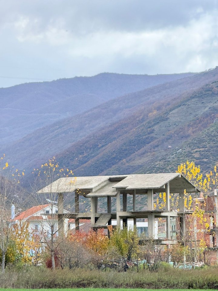 NDRTESË INVESTIMI + TOKË 700 m² NË BUÇIMAS!!!!!