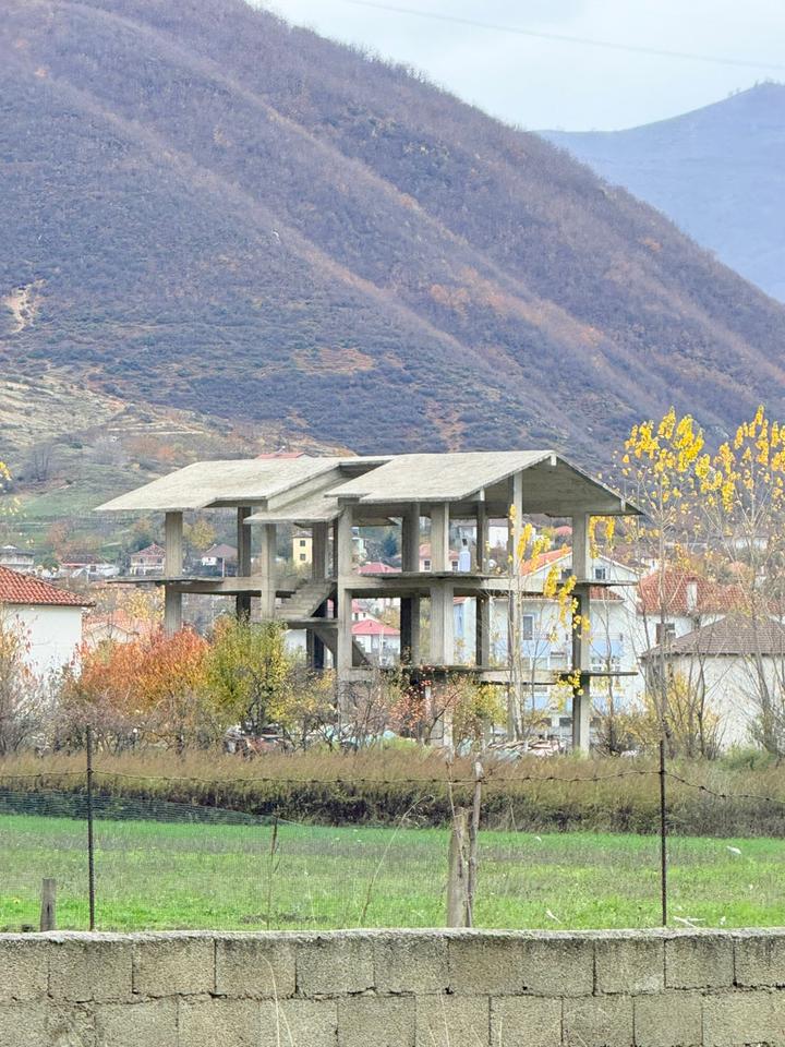 NDRTESË INVESTIMI + TOKË 700 m² NË BUÇIMAS!!!!!