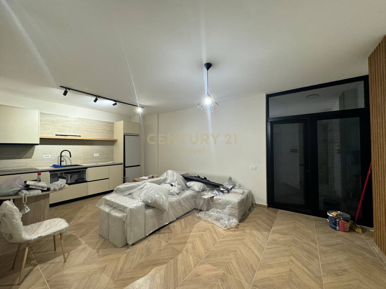 Shesim apartament 1+1 te sapo investuar ne plazh Durres prane hotel Zanzi