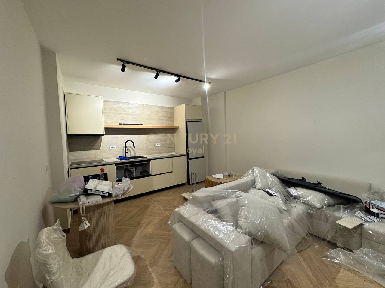 Shesim apartament 1+1 te sapo investuar ne plazh Durres prane hotel Zanzi