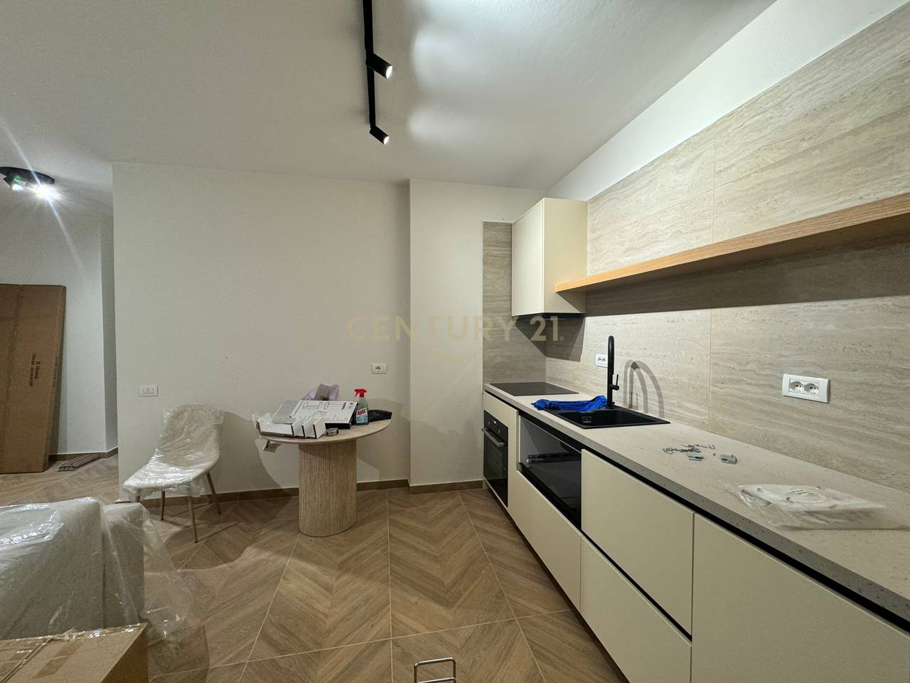 Shesim apartament 1+1 te sapo investuar ne plazh Durres prane hotel Zanzi