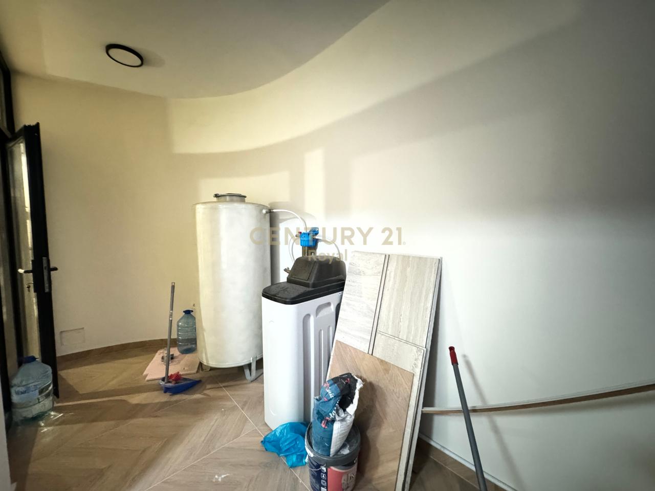 Shesim apartament 1+1 te sapo investuar ne plazh Durres prane hotel Zanzi