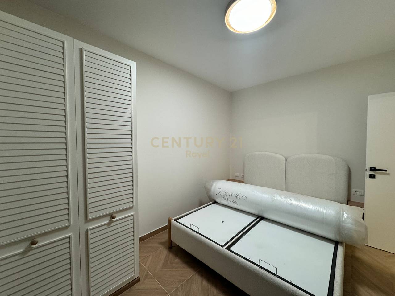 Shesim apartament 1+1 te sapo investuar ne plazh Durres prane hotel Zanzi