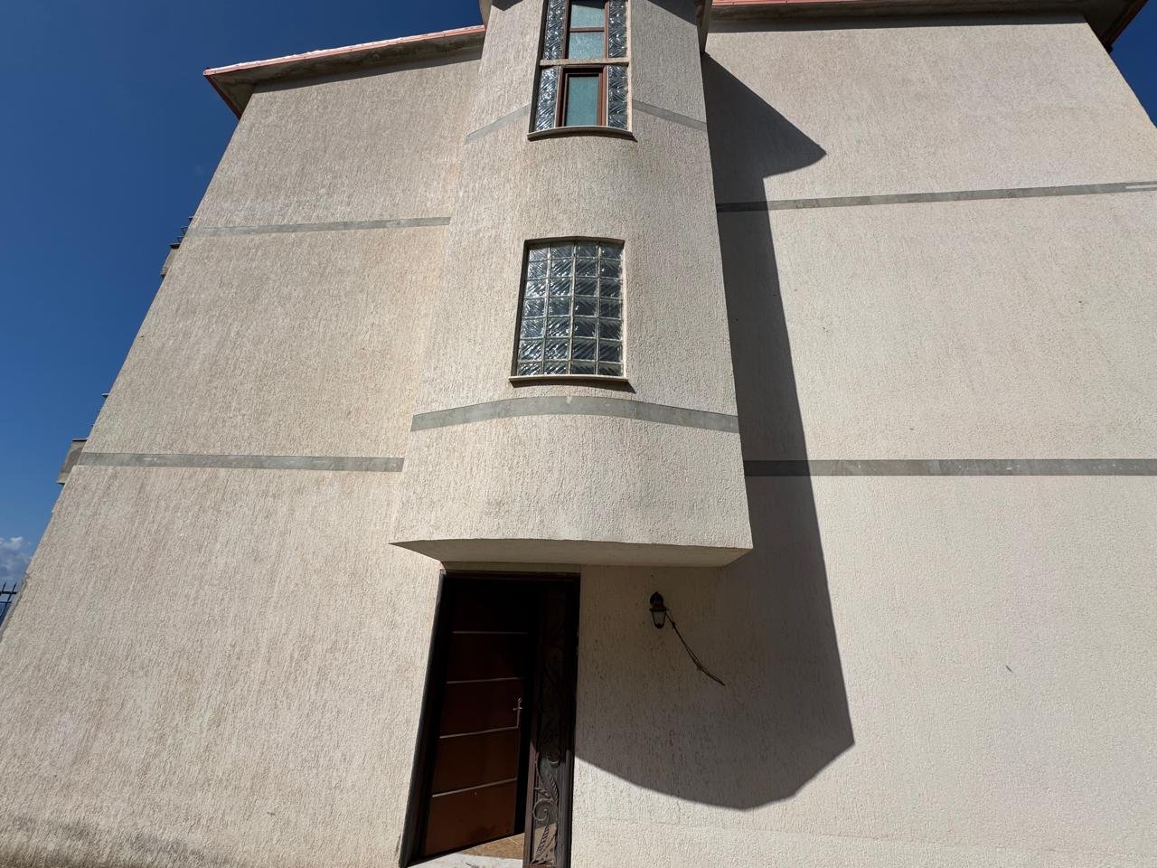 CASA SU 3 PIANI IN VENDITA, CON VISTA MARE, A COLD WATER (Progettata per hotel)!
