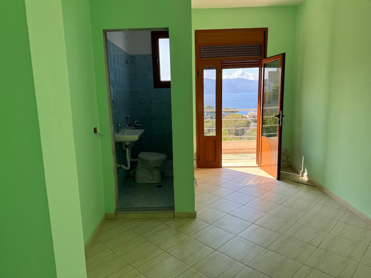 CASA SU 3 PIANI IN VENDITA, CON VISTA MARE, A COLD WATER (Progettata per hotel)!