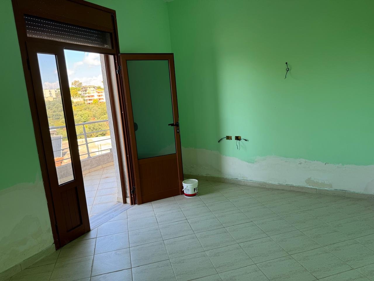 CASA SU 3 PIANI IN VENDITA, CON VISTA MARE, A COLD WATER (Progettata per hotel)!
