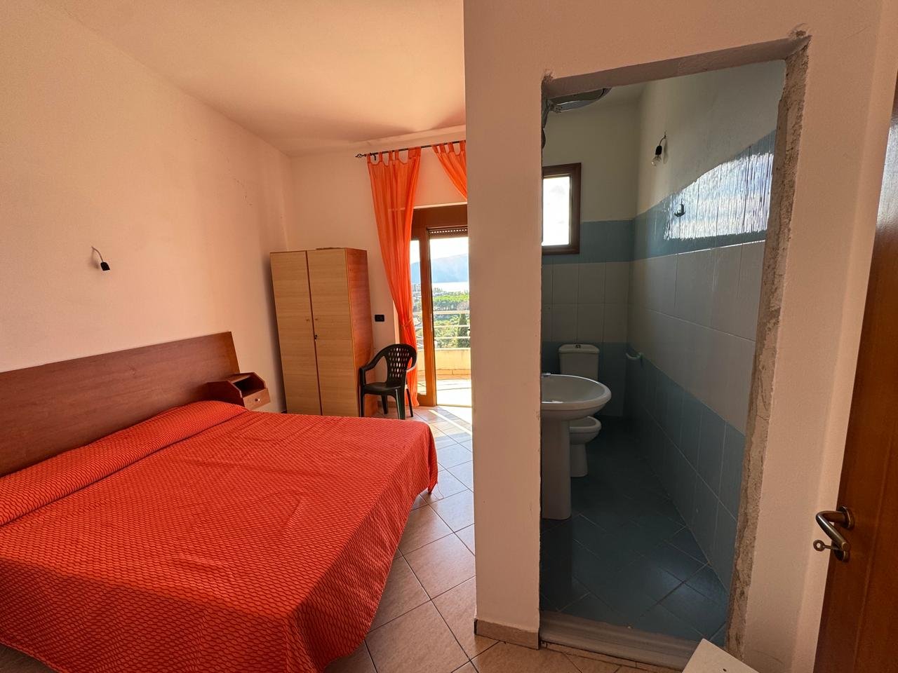CASA SU 3 PIANI IN VENDITA, CON VISTA MARE, A COLD WATER (Progettata per hotel)!