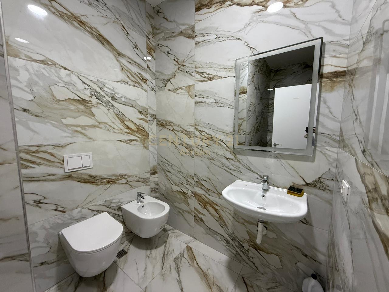 JEPET ME QIRA APARTAMENT 3+1+2+POST PARKIMI TEK UNIVERS CITY !