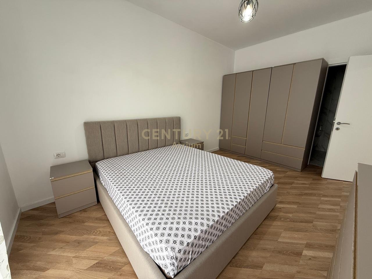 JEPET ME QIRA APARTAMENT 3+1+2+POST PARKIMI TEK UNIVERS CITY !