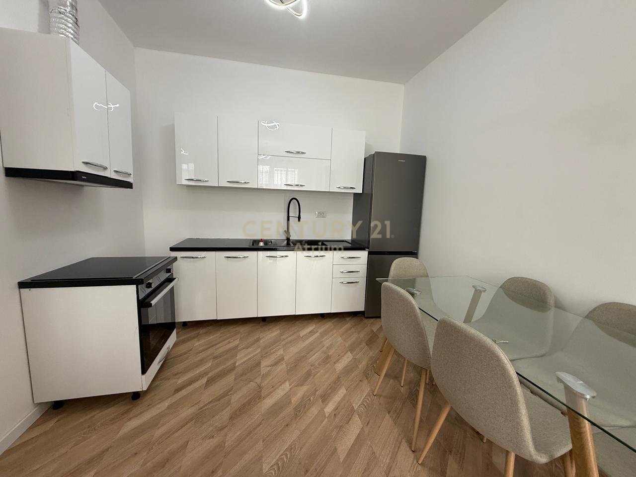 JEPET ME QIRA APARTAMENT 3+1+2+POST PARKIMI TEK UNIVERS CITY !