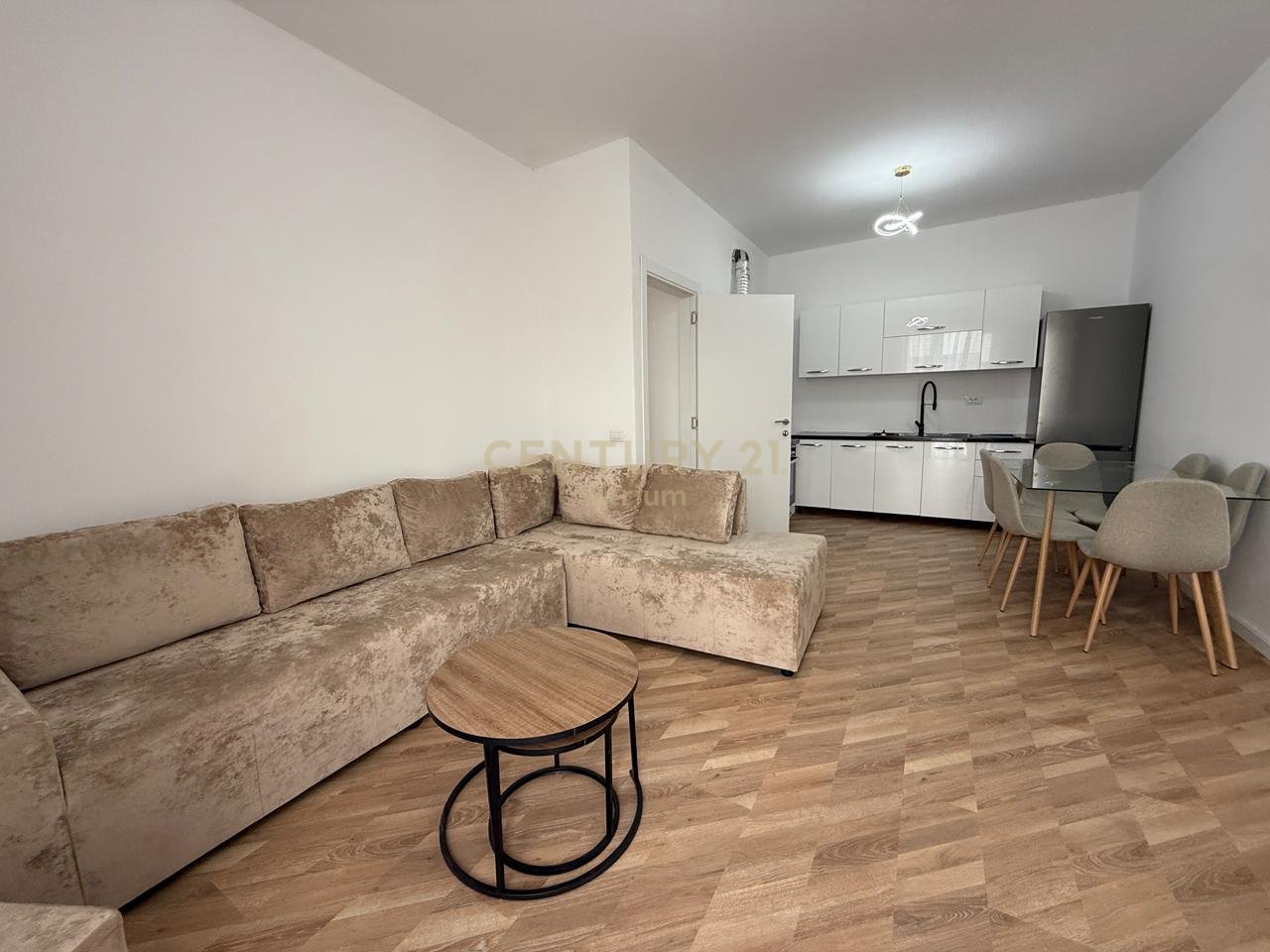 JEPET ME QIRA APARTAMENT 3+1+2+POST PARKIMI TEK UNIVERS CITY !