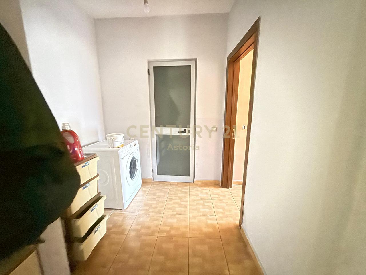 Shitet apartament 1+1 ne Fresk