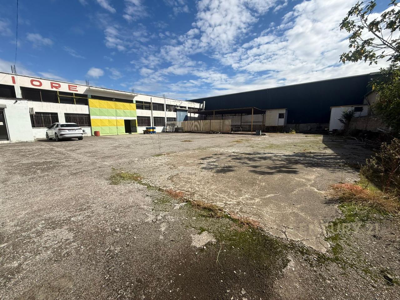 Edificio più terreno in vendita nella zona QTU!!