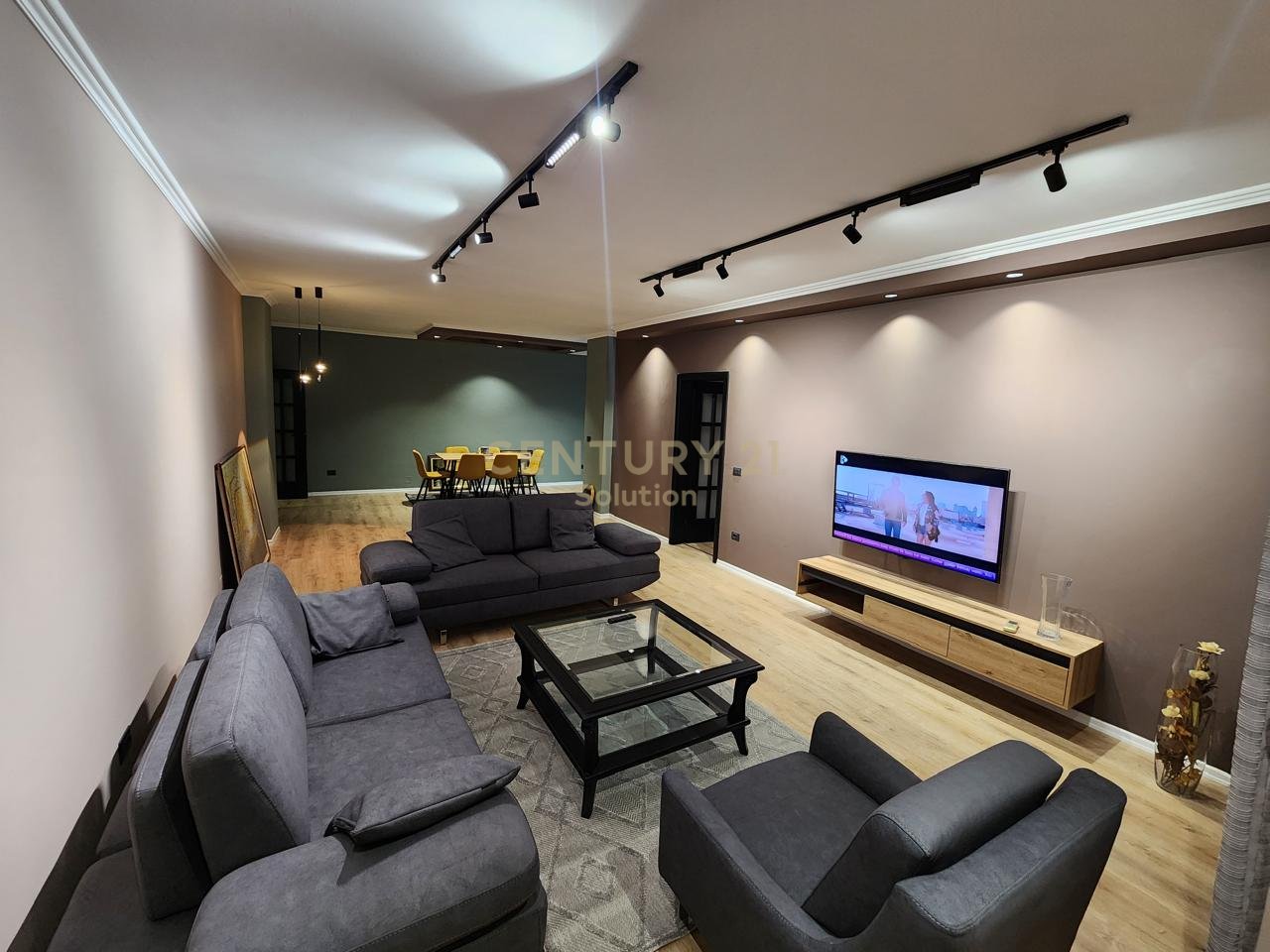 JEPET APARTAMENT  3+1+2 ME QERA TEK KRYQEZIMI 21 DHJETORI!