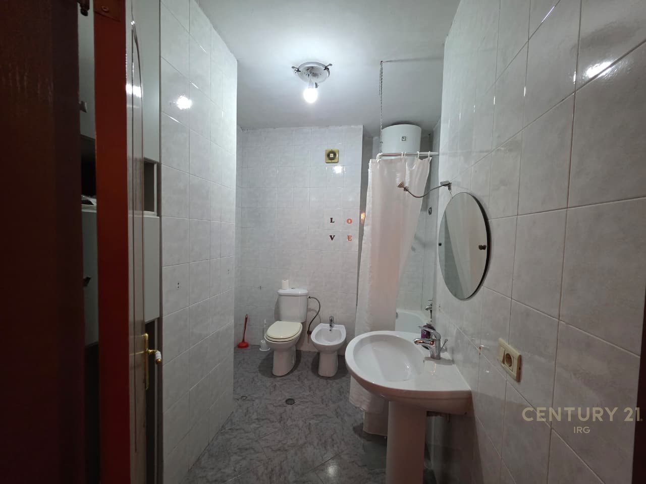 Ambient komercial në shitje – Komuna e Parisit