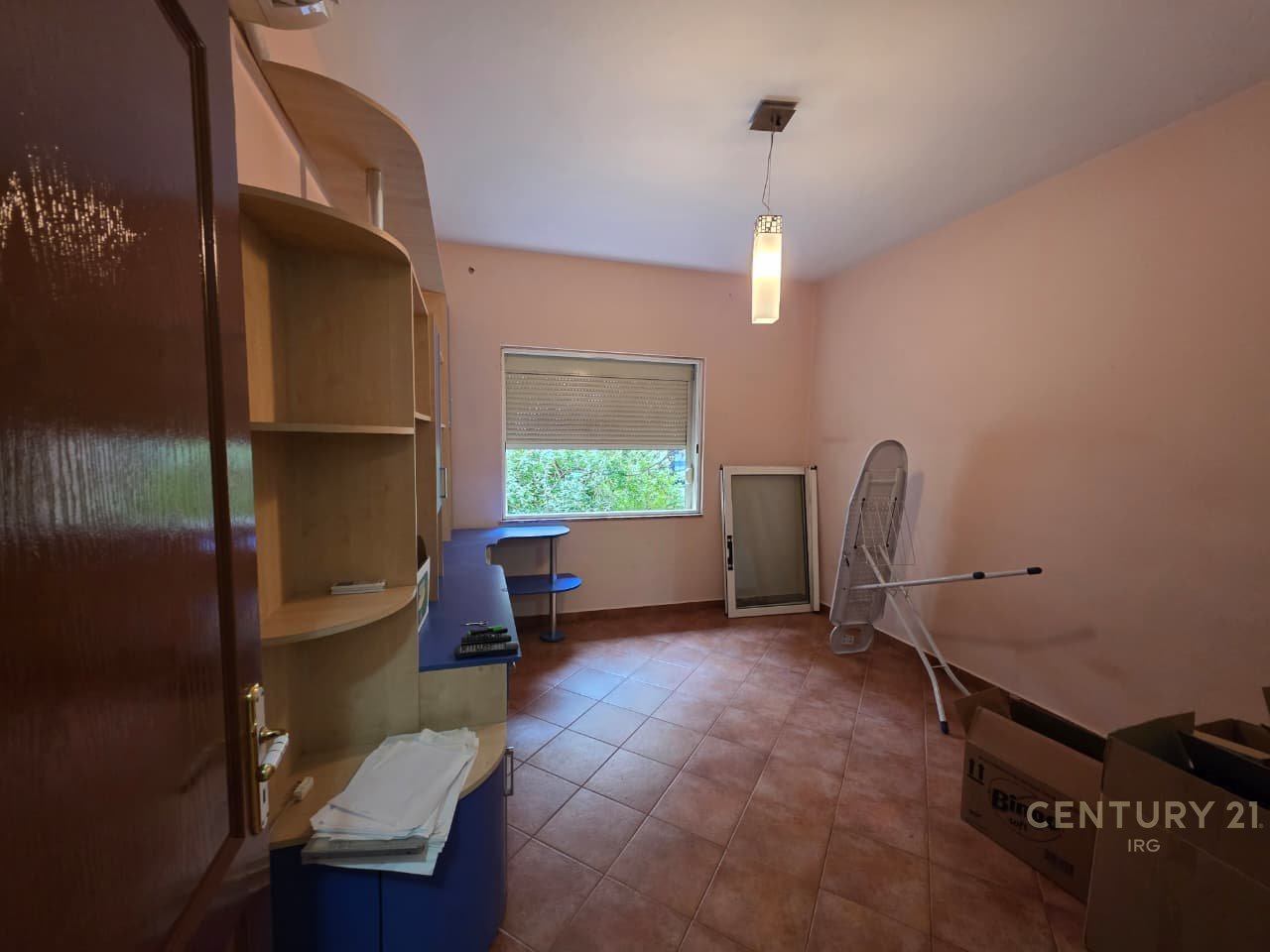 Ambient komercial në shitje – Komuna e Parisit