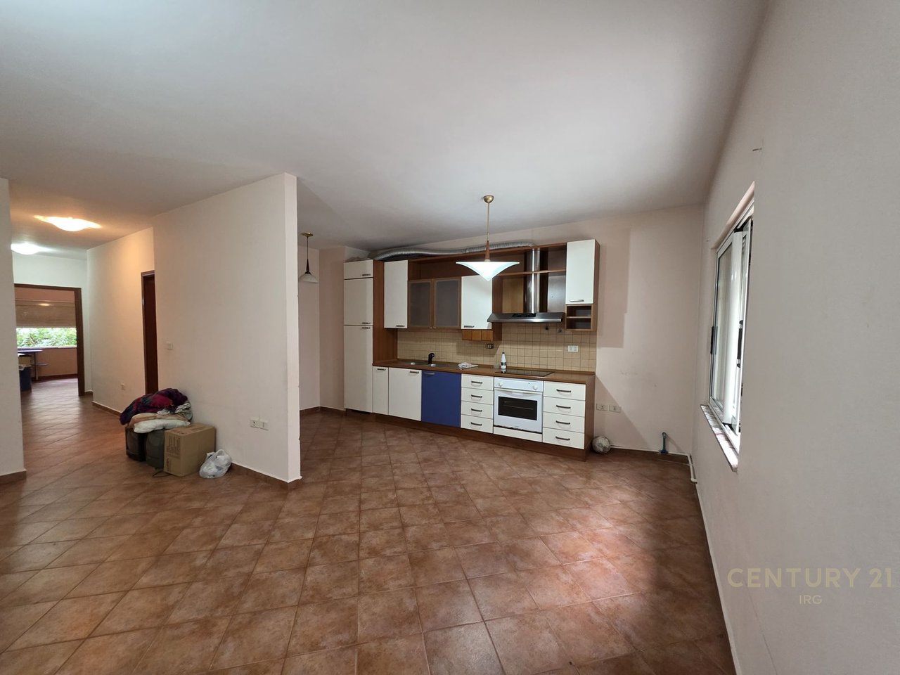 Ambient komercial në shitje – Komuna e Parisit