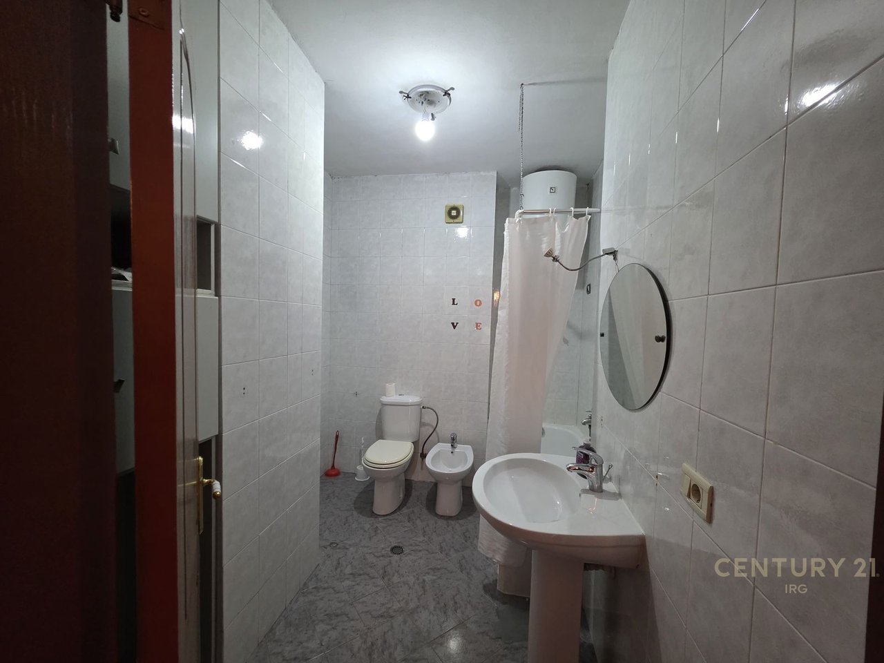 Ambient komercial në shitje – Komuna e Parisit