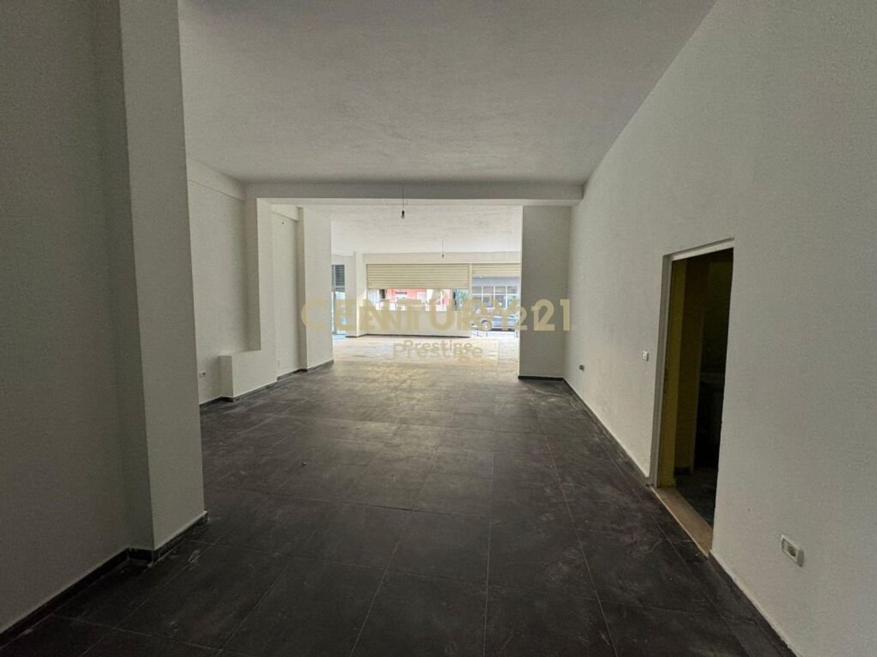 LOCALE COMMERCIALE IN AFFITTO SUL LUNGO MARE, VLORE!