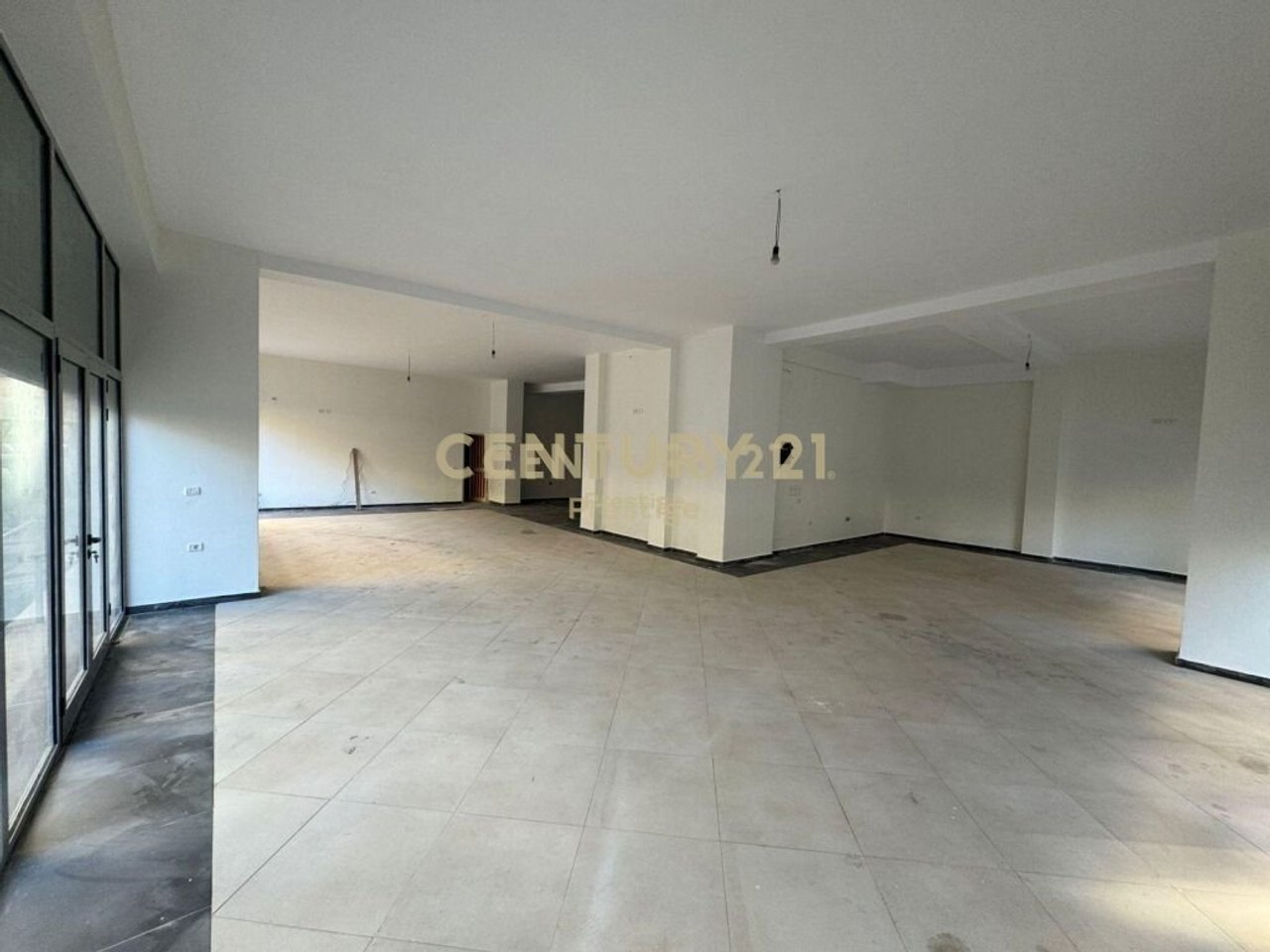 LOCALE COMMERCIALE IN AFFITTO SUL LUNGO MARE, VLORE!