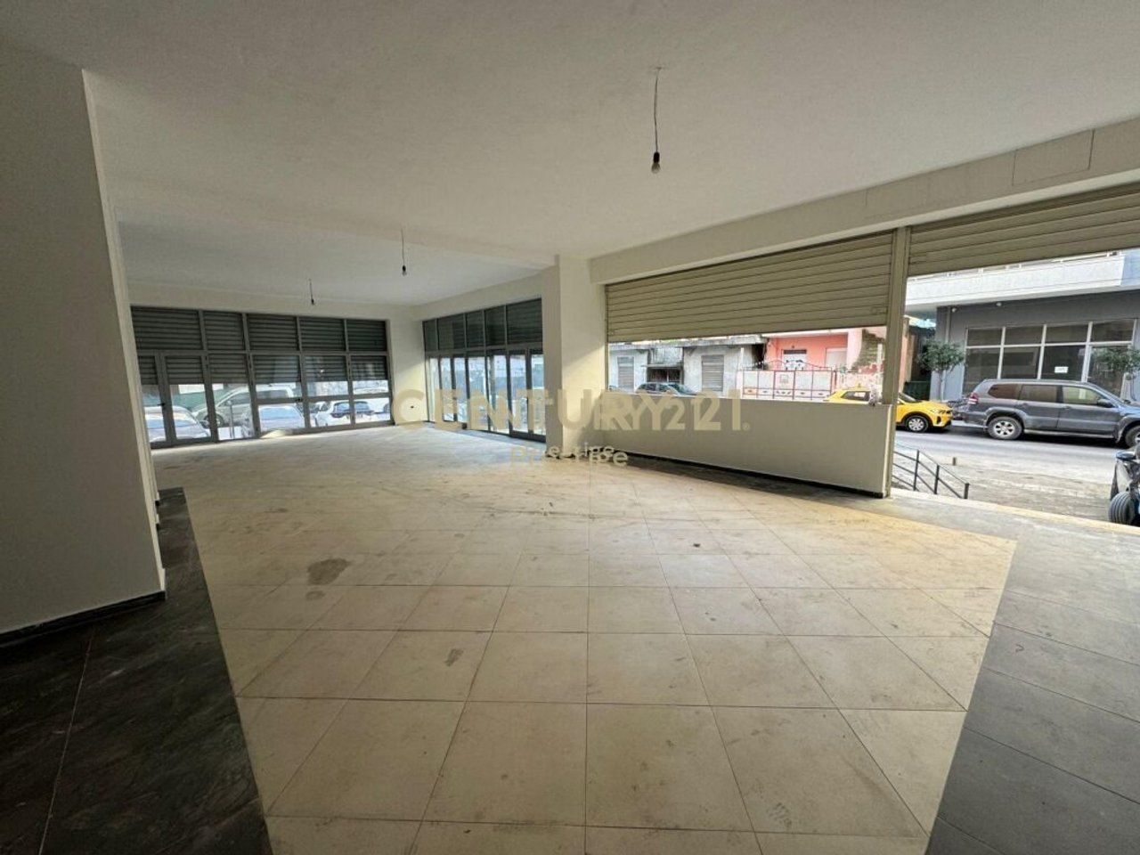 LOCALE COMMERCIALE IN AFFITTO SUL LUNGO MARE, VLORE!