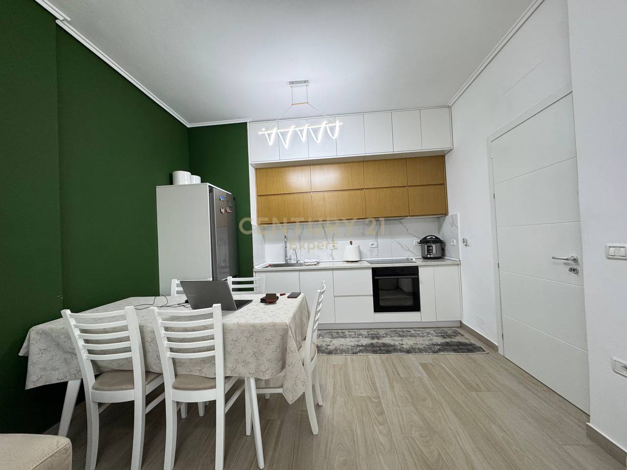 SHESIM APARTAMENT 1+1+ POST PARKIMI TE PERFSHIRE TE MOBILUAR TE ISH FUSHA E AVIACIONIT!