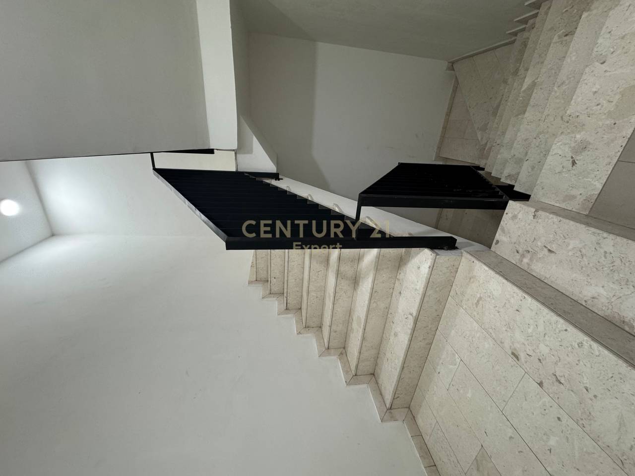 SHESIM APARTAMENT 1+1+ POST PARKIMI TE PERFSHIRE TE MOBILUAR TE ISH FUSHA E AVIACIONIT!