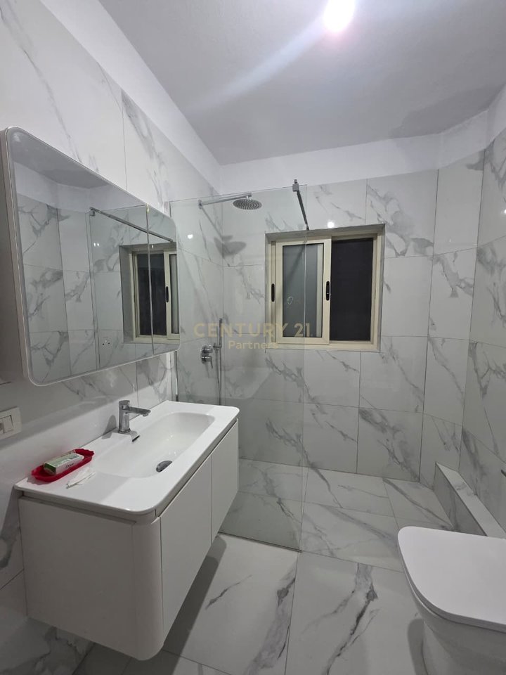 Appartamento 2+1 in affitto a Medreseja, via 5 Maji, Tirana