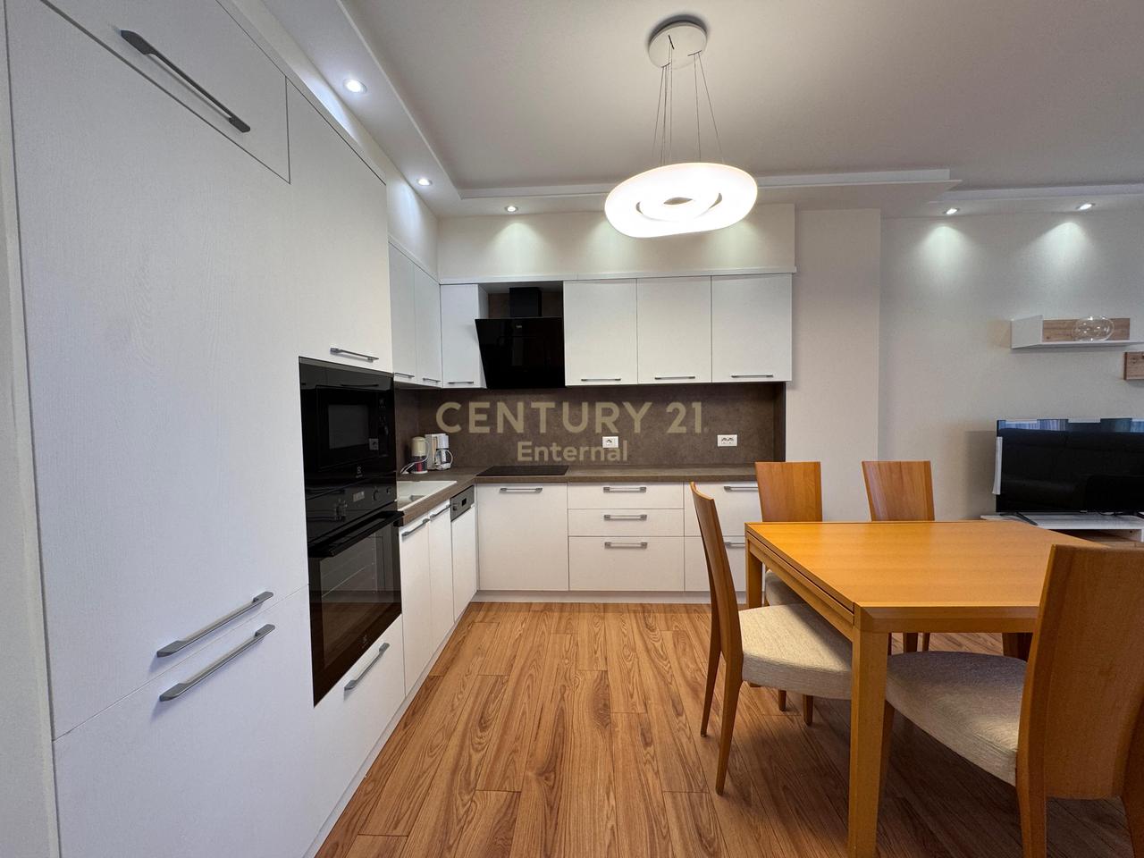 Apartament 2+1+2 + Parkim me Qira prane Toptanit