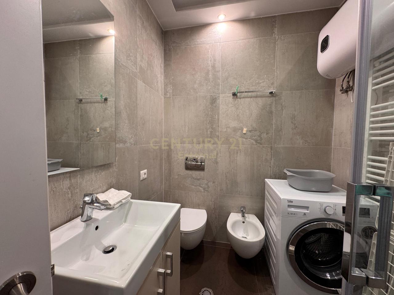 Apartament 2+1+2 + Parkim me Qira prane Toptanit