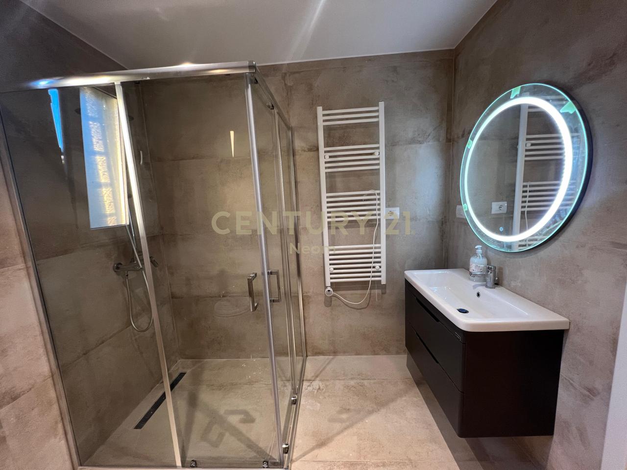 Qira, Modern 2+1 Apartment, in the Paris Commune