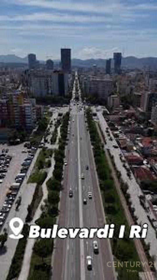 Spazio commerciale in affitto, vicino a Bulevardi i Ri, 15 Euro/m2!